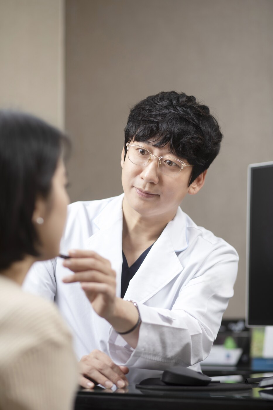 범어로제피부과 환자의 이야기를 들으며 설명하는 원장님 상담 장면