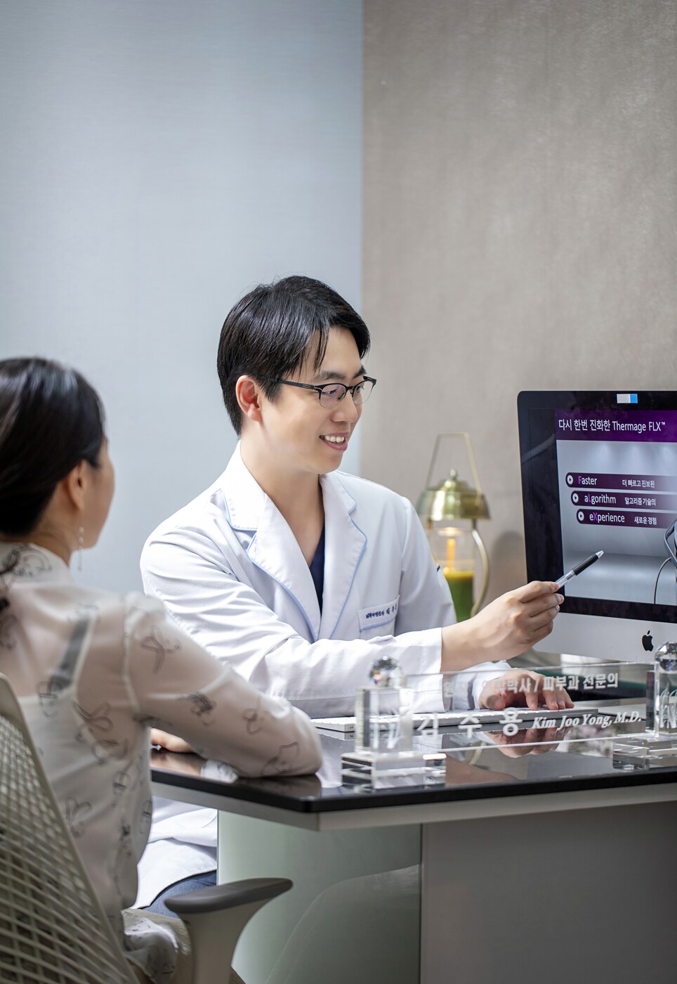 범어로제피부과 진료실 책상에서 자료를 설명하는 원장님 상담 장면
